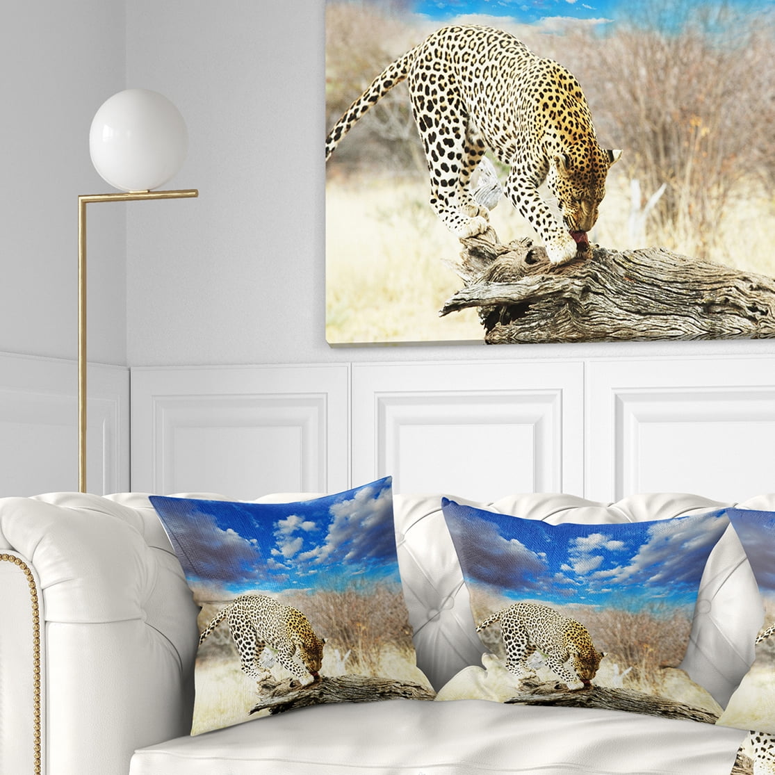 Designart Leopard Feeding on Tree Trunk - African Throw Pillow - 16x16