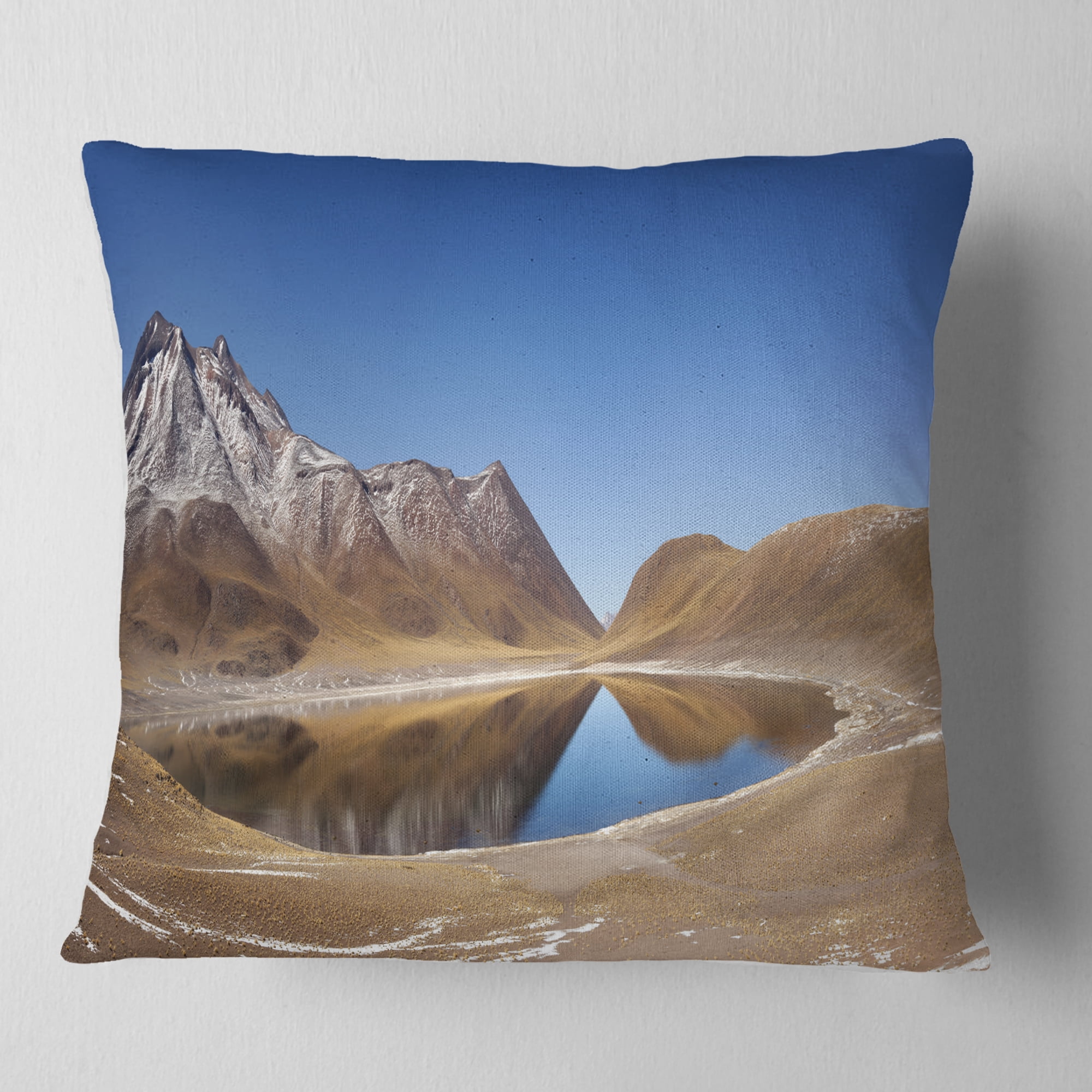 Designart Miniques Lagoon North of Chile - Seashore Throw Pillow - 18x18
