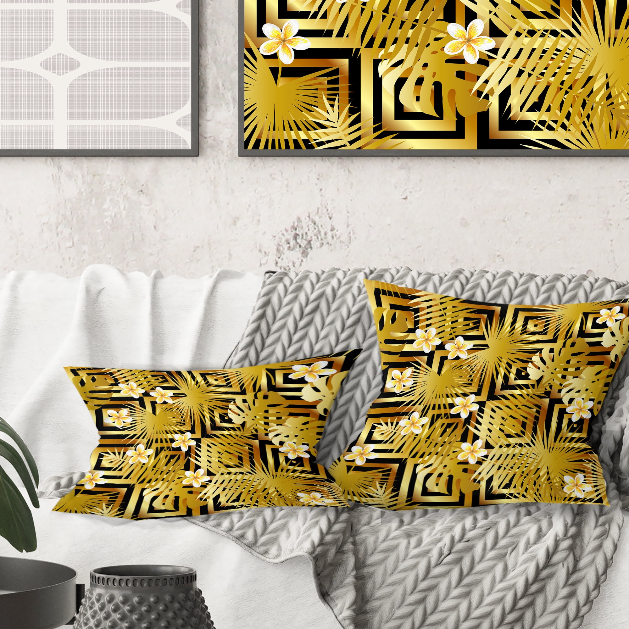 Designart Modern gold luxury pattern' Mid-Century Modern Throw Pillow - 18x18