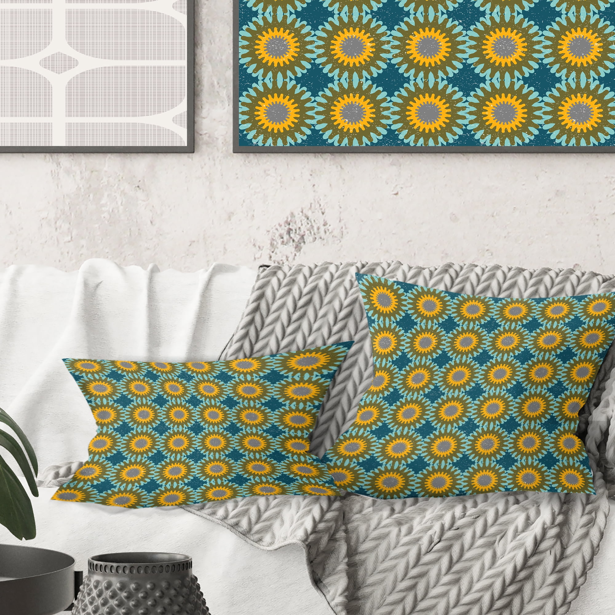 Designart Retro Circular Pattern I' Mid-Century Modern Throw Pillow - 18x18