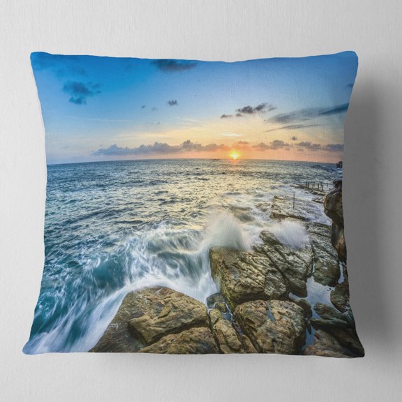 Designart Rocky Coogee Beach in Sydney - Seashore Throw Pillow - 16x16