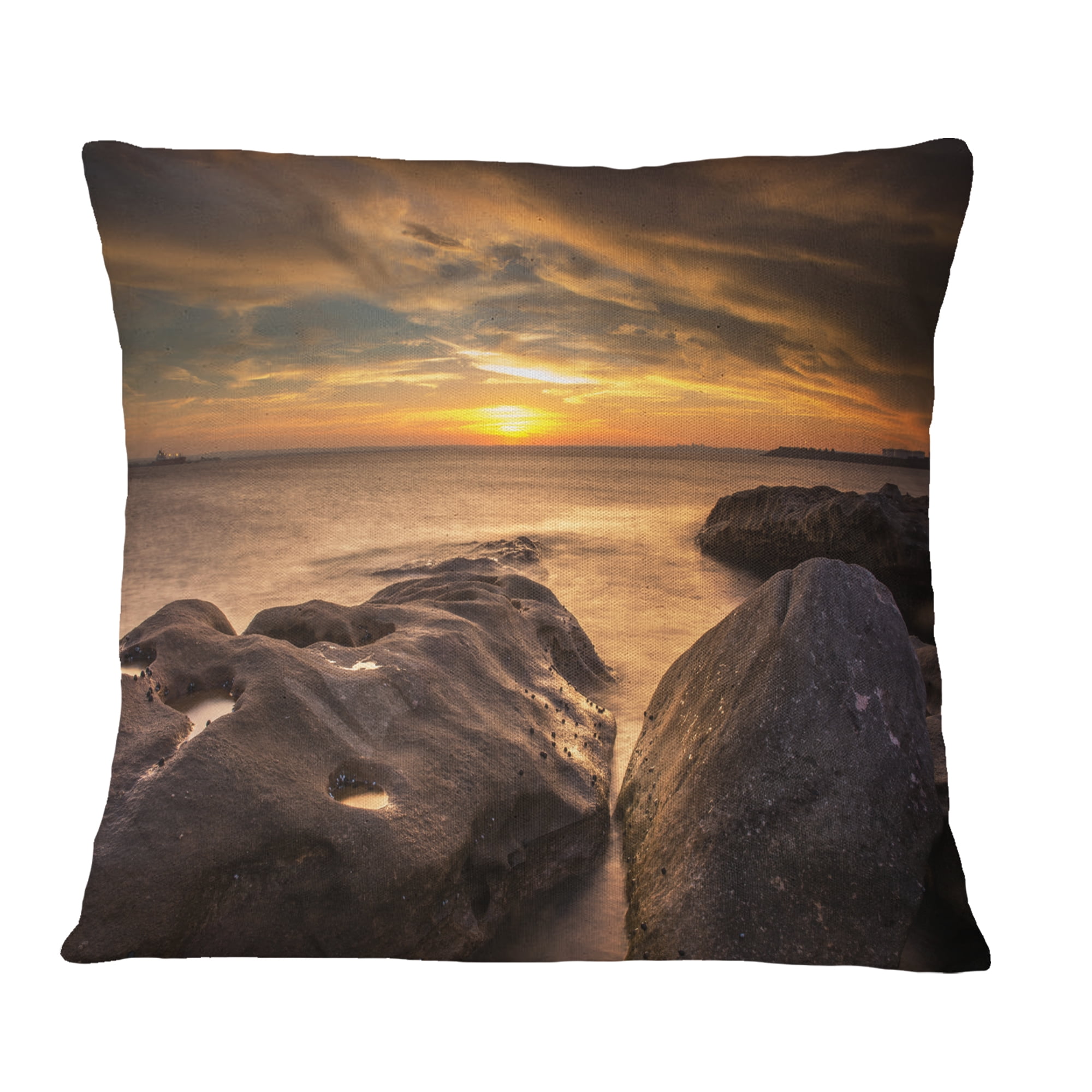Designart Rocky La Perouse Beach in Sydney - Seashore Throw Pillow - 18x18