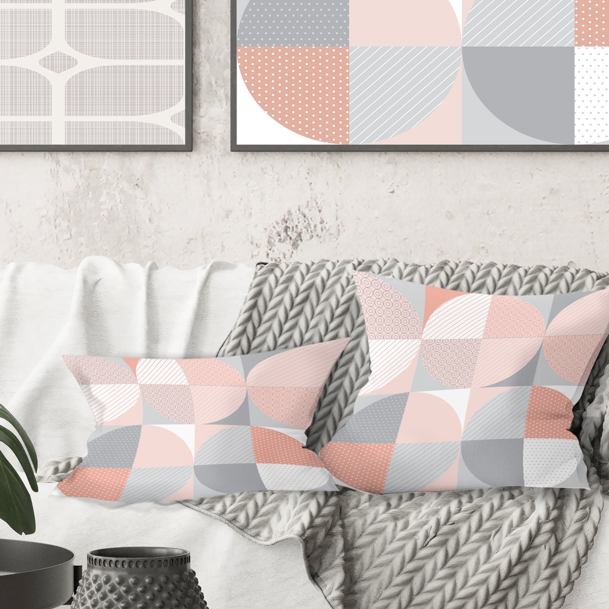 Designart Round geometric textured pattern' Mid-Century Modern Throw Pillow - 18x18