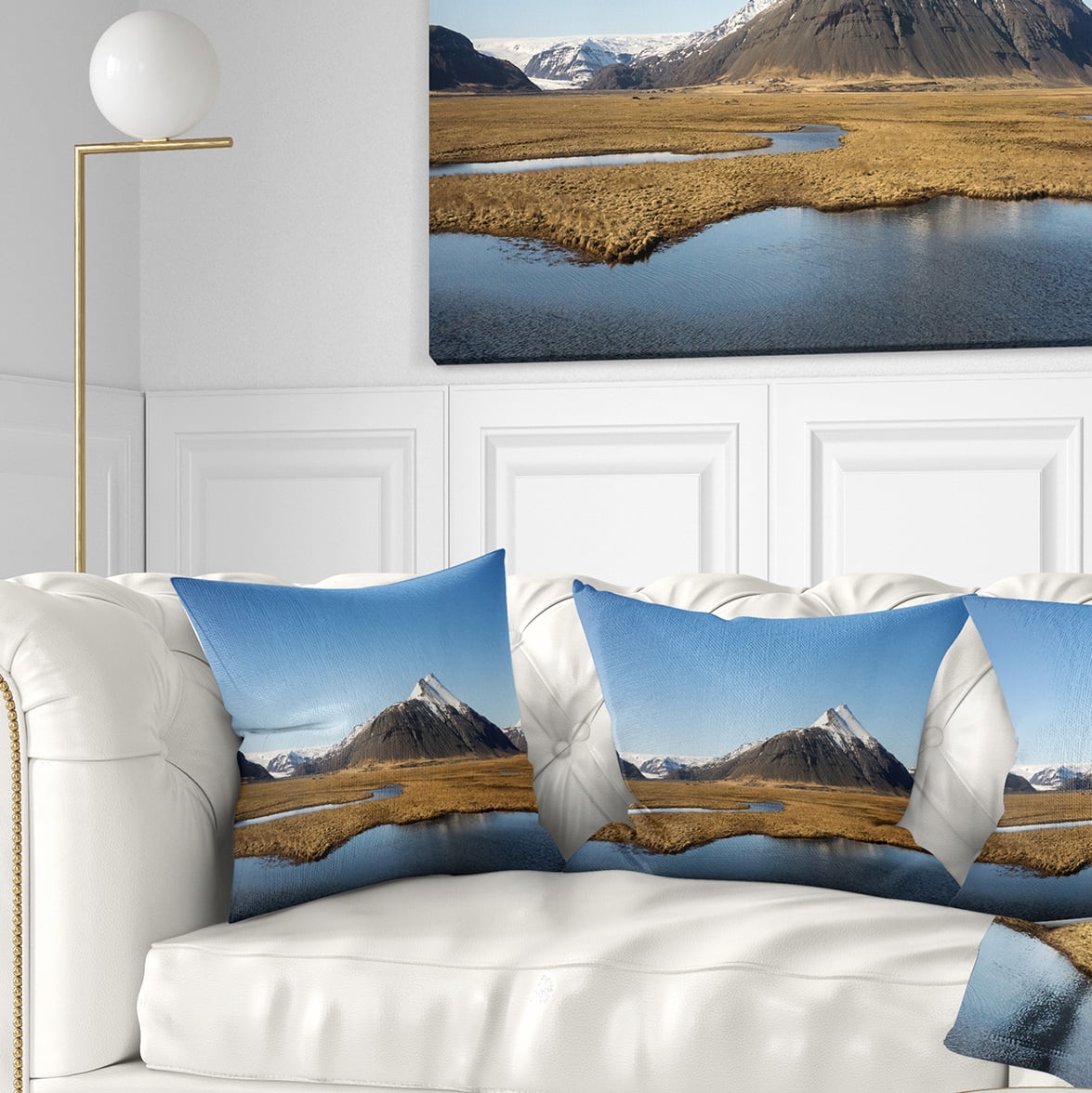 Designart Scenic Southern Iceland - Landscape Photography Throw Pillow - 18x18