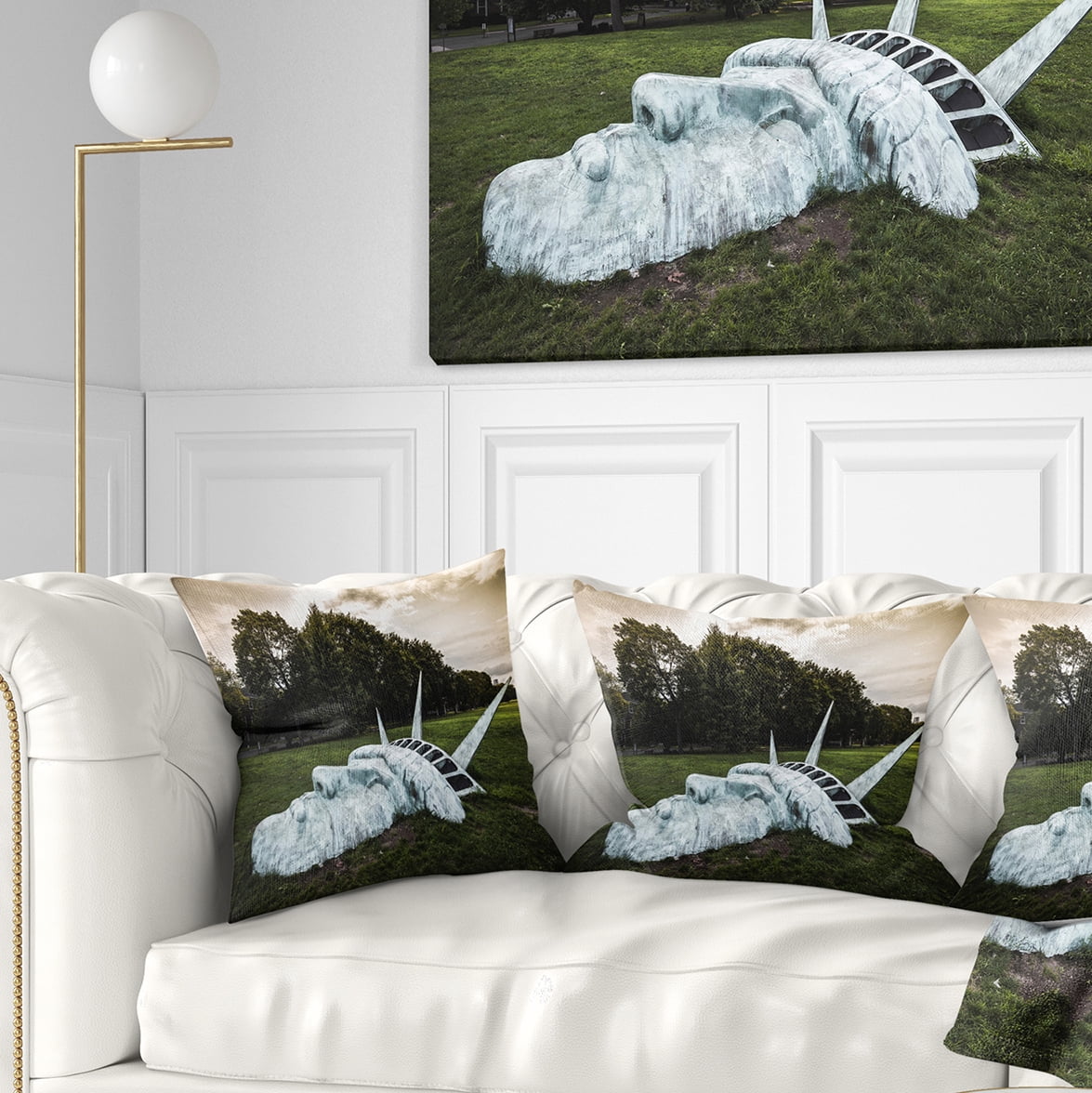 Designart Statue of Liberty - Landscape Photography Throw Pillow - 16x16