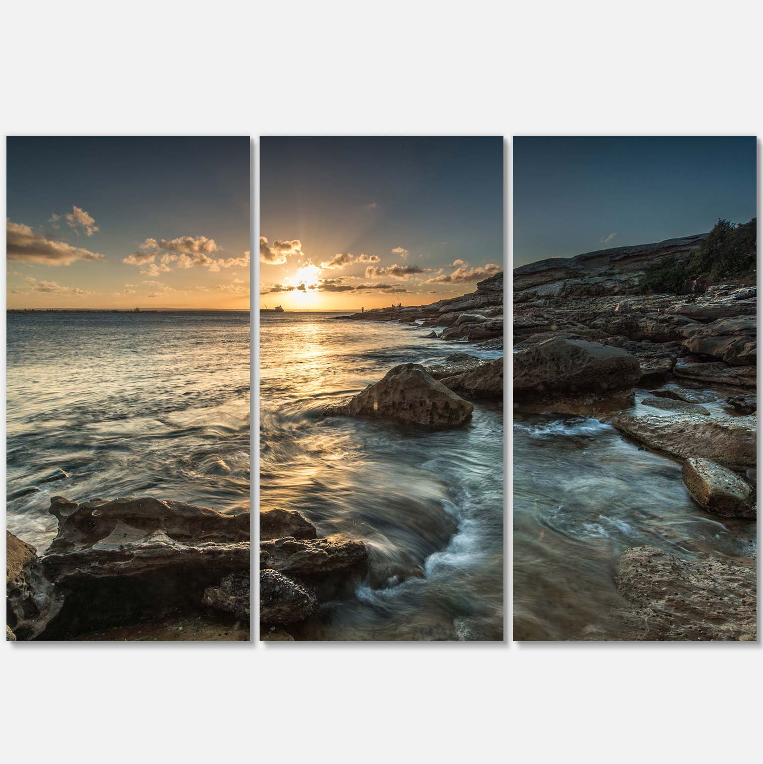 Designart 'Sydney Beach with Bright Sunset ' Seascape Canvas Art Print