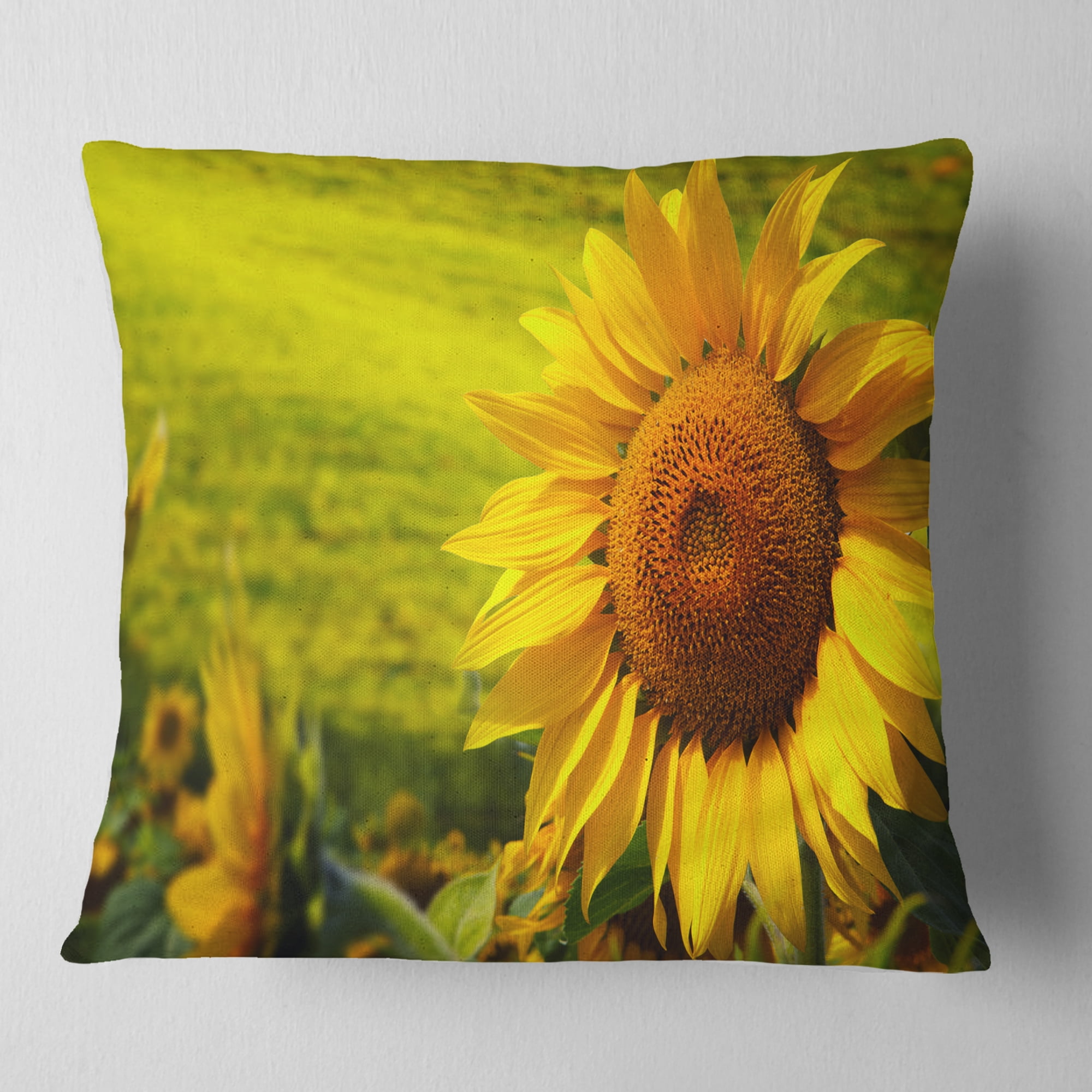 Designart Tuscany Sunflowers on Green - Floral Throw Pillow - 16x16