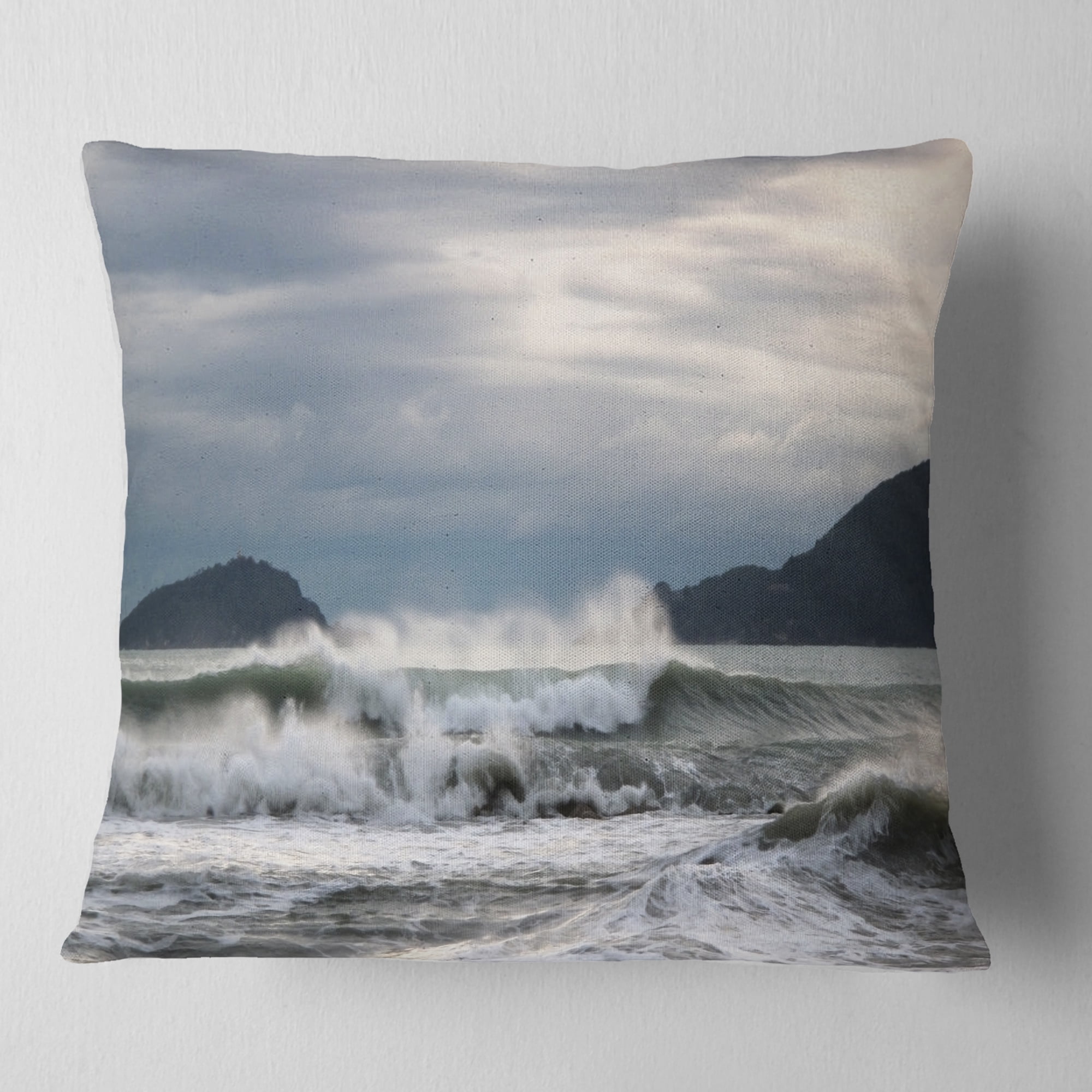Designart Waves in Lerici Beach Italy - Seascape Throw Pillow - 18x18