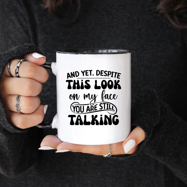 Tazza Da Caffè Sarcastica 325 Ml - 'And Yet Despite The Look On My Face You Are Still Talking' - Regalo Divertente Per Colleghi, Insegnanti E Amici - 3