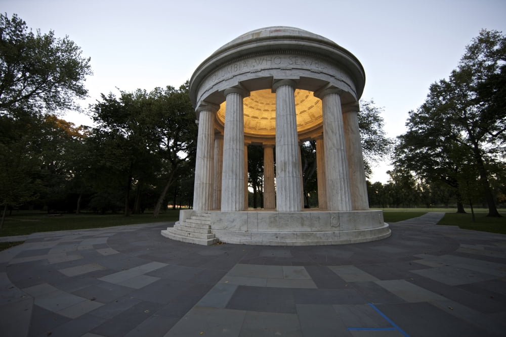 District of Columbia War Memorial Washington DC Canvas Art - Terry MooreStocktrek Images (18 x 12)