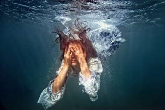 Do Not Cry Alice Canvas Art - Dmitry Laudin (12 x 18)