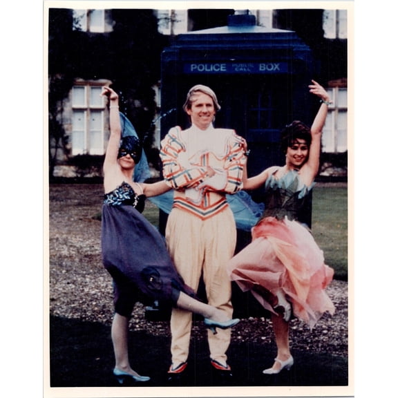 Doctor Who Peter Davison Sarah Sutton Janet Fielding by Tardis 1981 8x10 photo