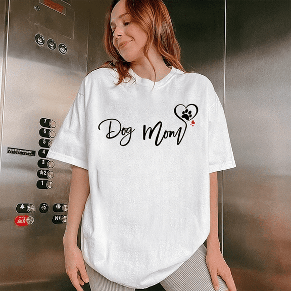 Dog Mom Shirt – Cute Paw Heart Graphic T-Shirt for Dog Lovers
