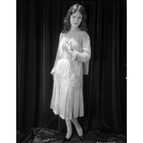Dolores Costello Posed in Classic Black Background Photo Print (8 x 10)