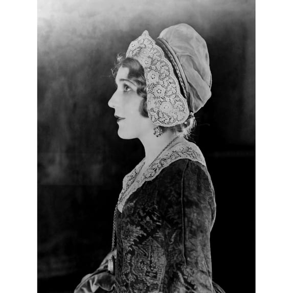 Dorothy Vernon Of Haddon Hall Portrait (16 x 20)