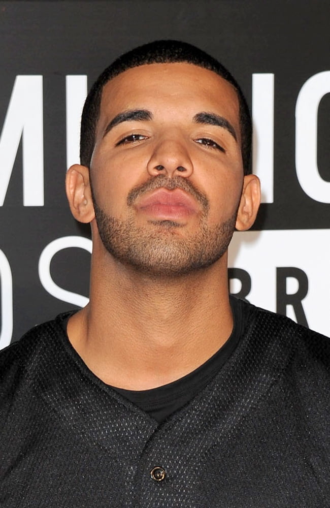 Drake At Arrivals For Mtv Video Music Awards - 2013 Vmas Canvas Art - (16 x 20)