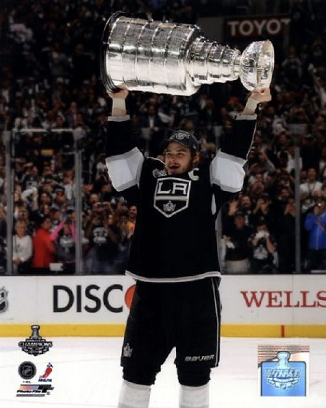 File:Dustin Brown and the Stanley Cup.jpg - Wikipedia