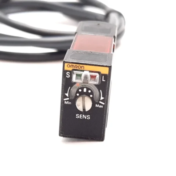Omron E3S-AD83 Industrial Diffuse Reflective Photoelectric Switch 800mm Sensing Distance NPN Output, for Industrial Automation Object Detection & Position Control