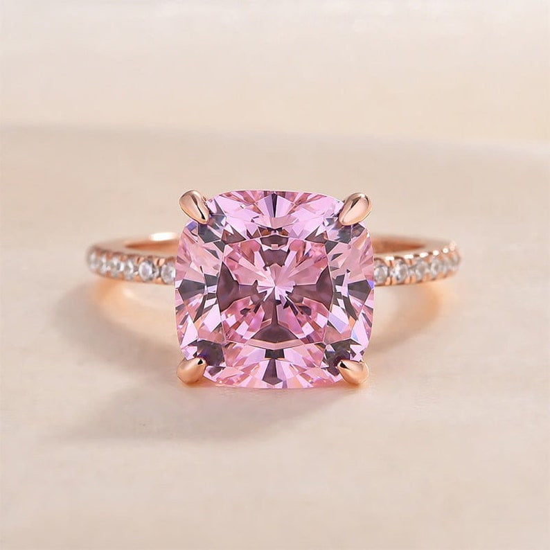 A PINK DIAMOND CLUSTER RING In 18ct White Gold, Set With A Cushion Cut Pink Diamond Of 071 Carats 64184d6c74334 Full 43692200 1679314288 - Foto 12