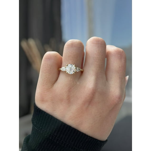 ESTE ORIGIN 1.50Ct Round Cut Lab-Grown Diamond Trilogy Engagement Ring – Trellis Setting & Pear Side Stones in 14K Yellow Gold for Women