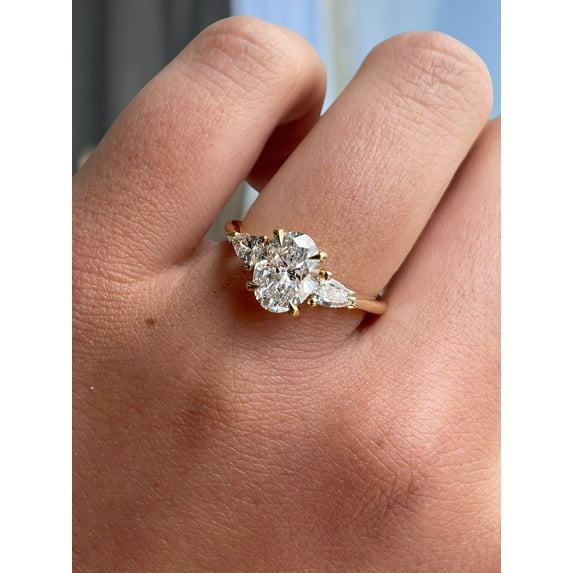 ESTE ORIGIN 2.5ct Oval Lab-Grown Diamond Three-Stone Engagement Ring with Pear-Shaped Side Stones in 14K Yellow Gold for Women – Available in US 7.5.