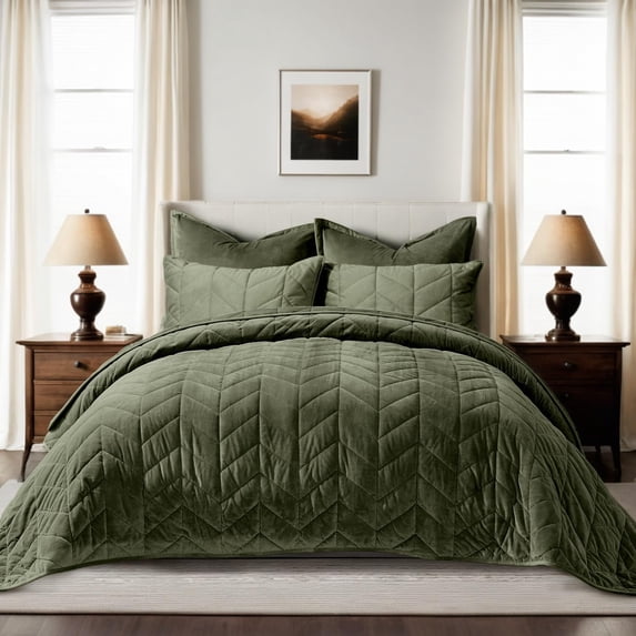 EVERGRACE 3 Pieces Luxurious Queen Velvet Quilts, Ultra Soft Lightweight Velvet Comforter Set, Matelasse Oversized Bedspread Coverlet for All Season with 2 Shams, Olive Green, 92''x96''