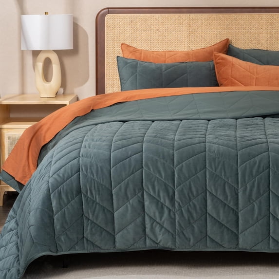 EVERGRACE 3 Pieces Luxurious Velvet King Quilts, Ultra Soft Lightweight Velvet Comforter Set, Matelasse Oversized Bedspread Coverlet for All Season with 2 Shams, Forest Green, 108''x96''