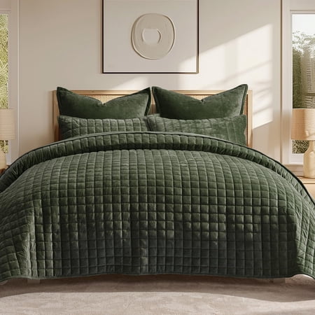 EVERGRACE Luxury Velvet Quilt Set, California King 118'' x 106'' Oversized Bedspread, Ultra Soft Velvet Comforter, Lightweight Box Stitch Bedding Sets for All Season, with 2 Shams, Olive Green