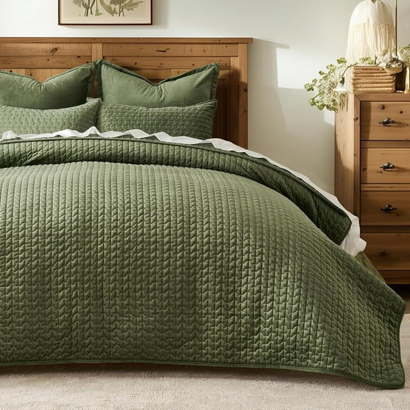 EVERGRACE Luxury Velvet Quilt Set Queen Size 3 Piece, Soft Cross-Stitch Velvet Comforter Set with Pillow Shams, Lightweight Coverlet Bedspread Bedding Set for All Seasons, Loden Green