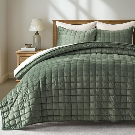 EVERGRACE Pearl Velvet Quilt Set King Size, Luxurious Soft Velvet Comforter Set, Lightweight Oversized Bedspread Coverlet, Box Stitch Quilted Bedding Sets for All Season, with 2 Shams, Olive Green