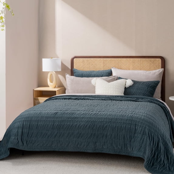 EVERGRACE Velvet Quilt Queen Size, Luxury Velvet Bedding Set, Ultra Soft Ruched Quilt Sets, Lightweight Comforter Vintage Textured Bedspread Coverlet with 2 Shams for All Season, Stormy Blue