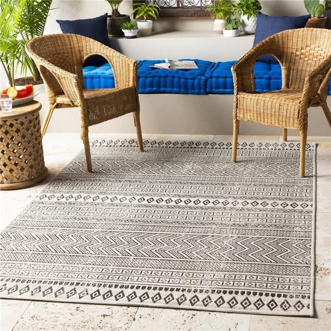 Black and White Oval Synthetic Easy Care Rug, 5' x 7'