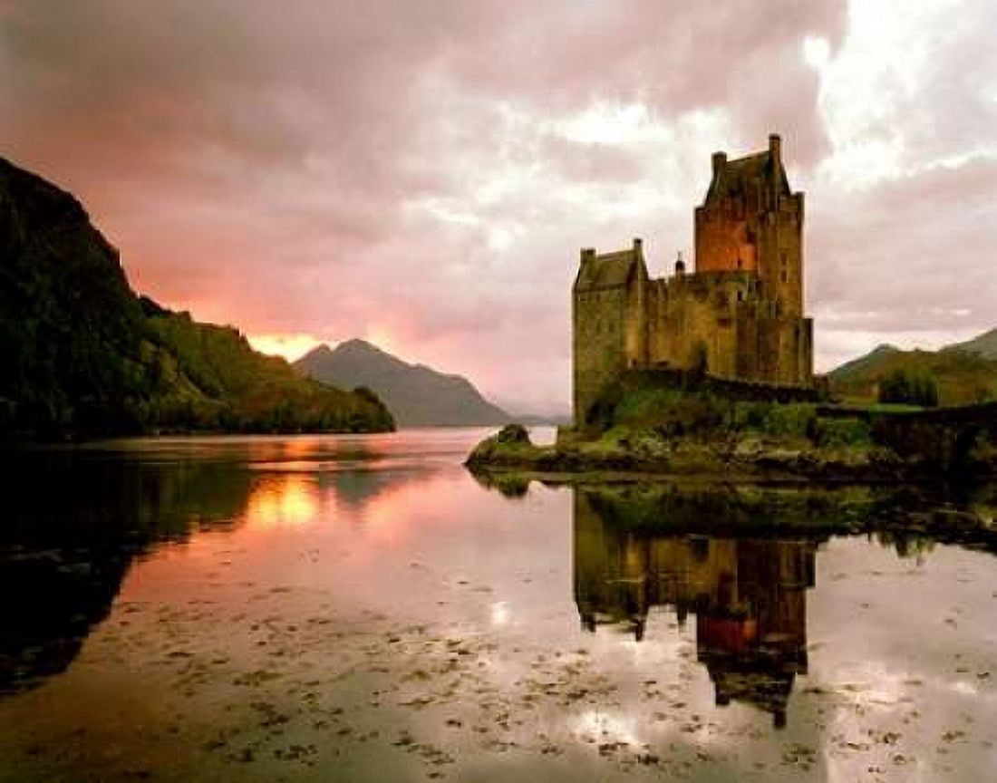 Eilean Donan Scotland Canvas Art - Alan Klug (24 x 30)