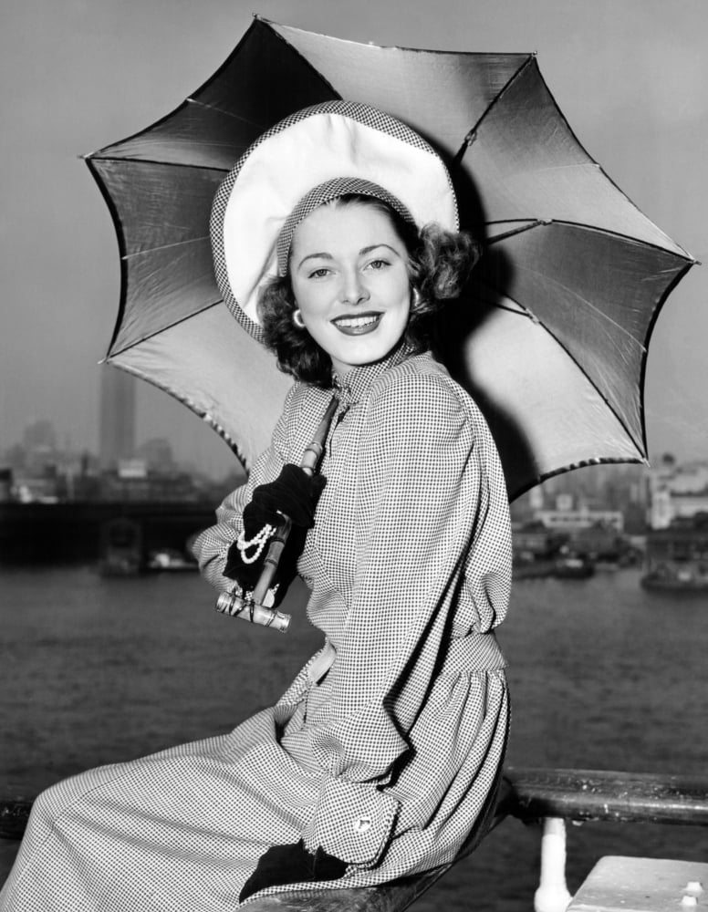 Eleanor Parker Sports A New English Umbrella As She Arrives In NY Aboard The Queen Elizabeth Canvas Art - (16 x 20)