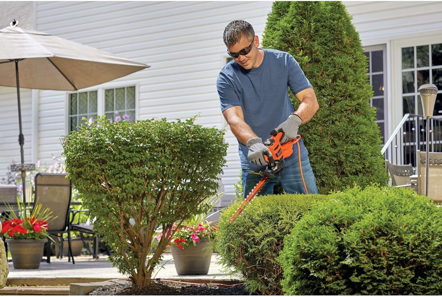 Electric Hedge Trimmer, 17-Inch Corded 3.2 Amp Dual Action Reduced Vibration Cleaner Cut Lightweight 3800 Cuts per Min (BEHT150)