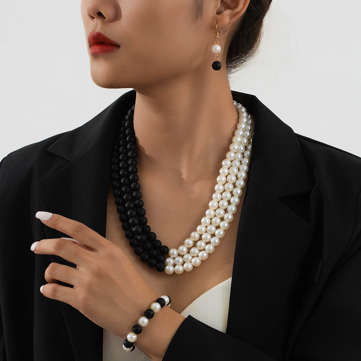 jewelry for white and black dress What Jewelry to Wear with a Black Dress:?