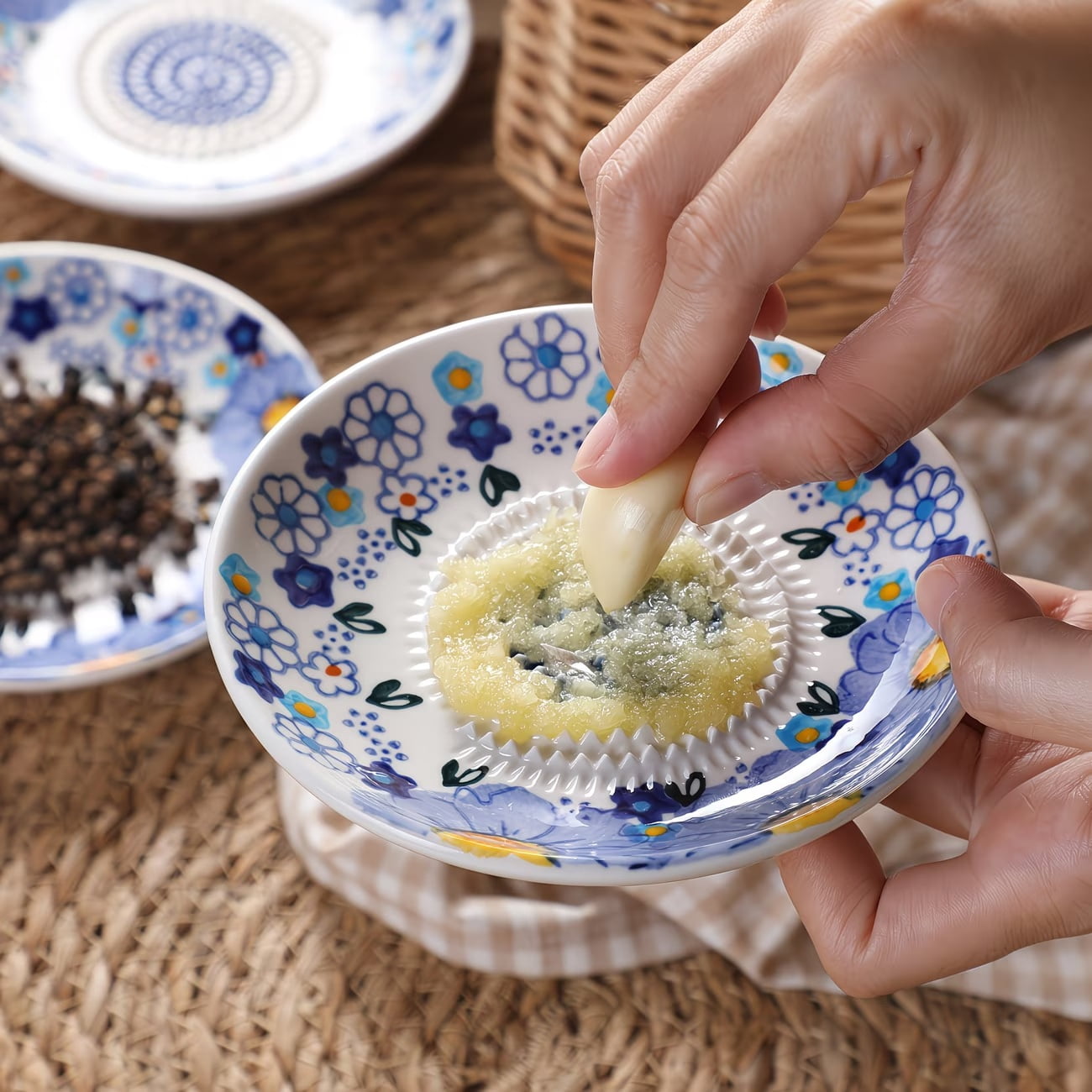 Elegant Blue Floral Ceramic Garlic Grinder - Manual Garlic Masher for Home Use, Perfect for Garlic Paste, Ginger, Fruits & Vegetables
