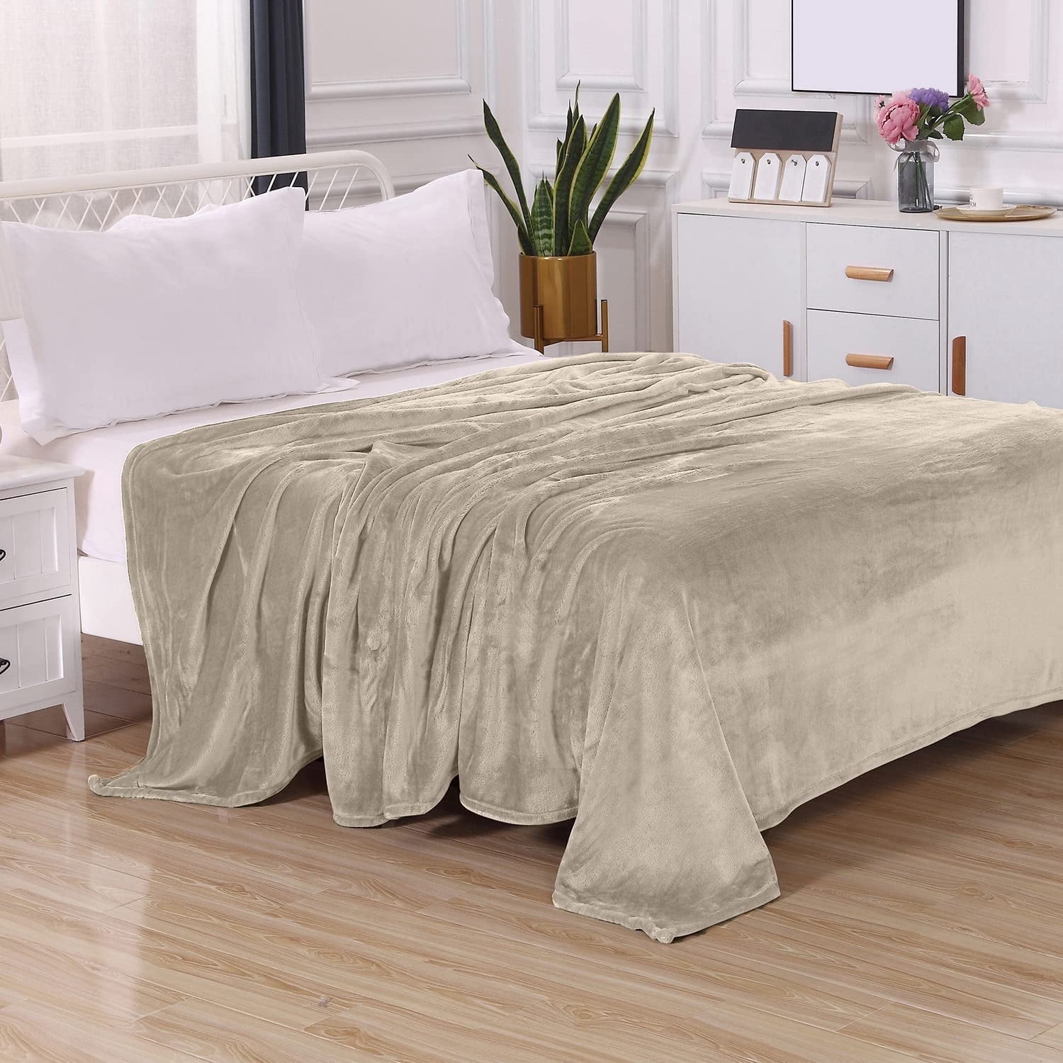 Elegant Comfort Fleece Blanket, Ultra Soft Plush Flannel, Lightweight All-Season Throw, Cozy Microfiber Bed Blanket, Solid Design Twin/Twin XL, Cream