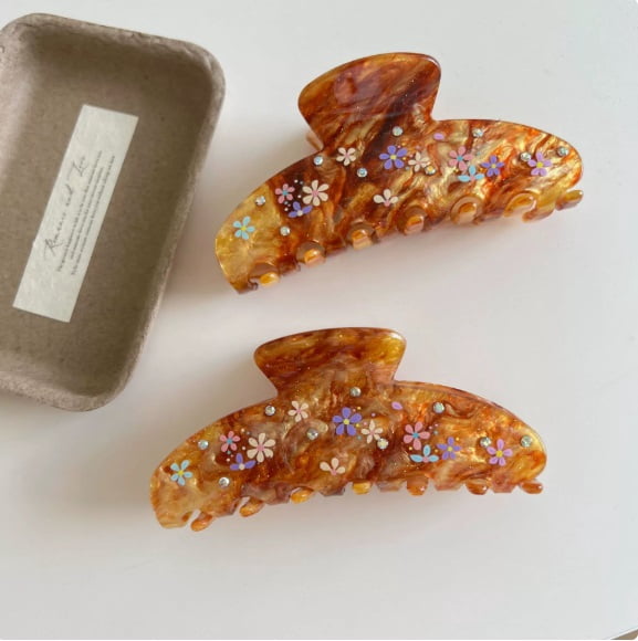 Elegant Floral Shark Hair Clip - Strong Grip for Thick Hair, Versatile Design for Daily Wear, Commuting, and Dates