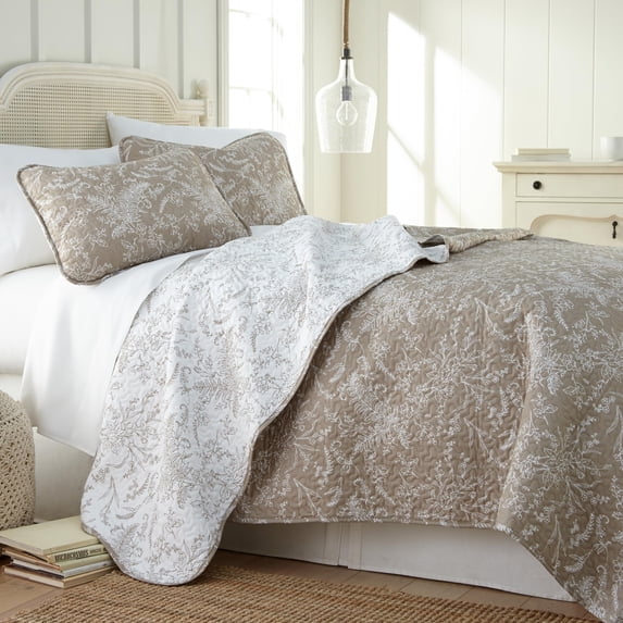 Elegant and Chic Lightweight Reversible Winter Brush Floral Patterned Quilt Set by Southshore Fine Linens