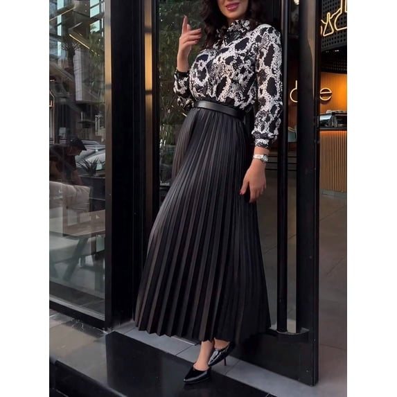 Elegant women's pleated skirt ightweight and comfortable.