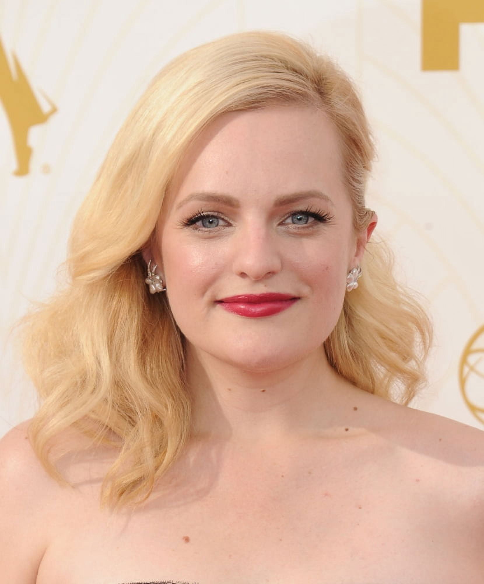 Elisabeth Moss At Arrivals For 67Th Primetime Emmy Awards 2015 - Arrivals 3 Canvas Art - (16 x 20)