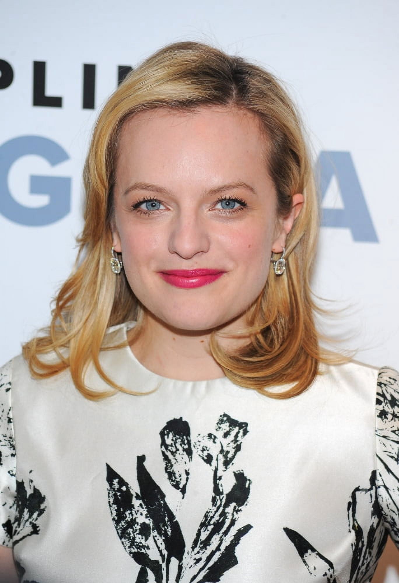 Elisabeth Moss At Arrivals For Film Society Of Lincoln Center 42Nd Annual Chaplin Award Gala Canvas Art - (16 x 20)