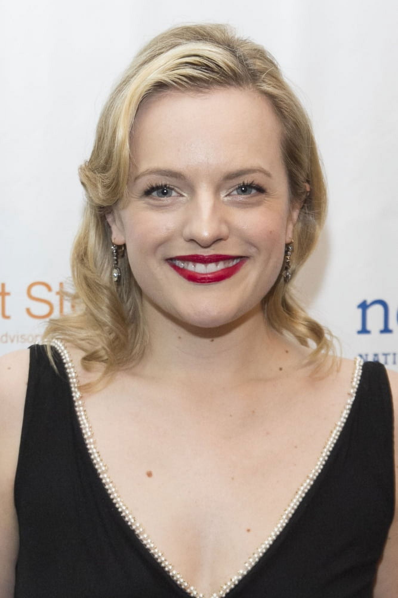 Elisabeth Moss At Arrivals For National Corporate Theatre FundS ChairmanS Awards Gala Canvas Art -  (16 x 20)