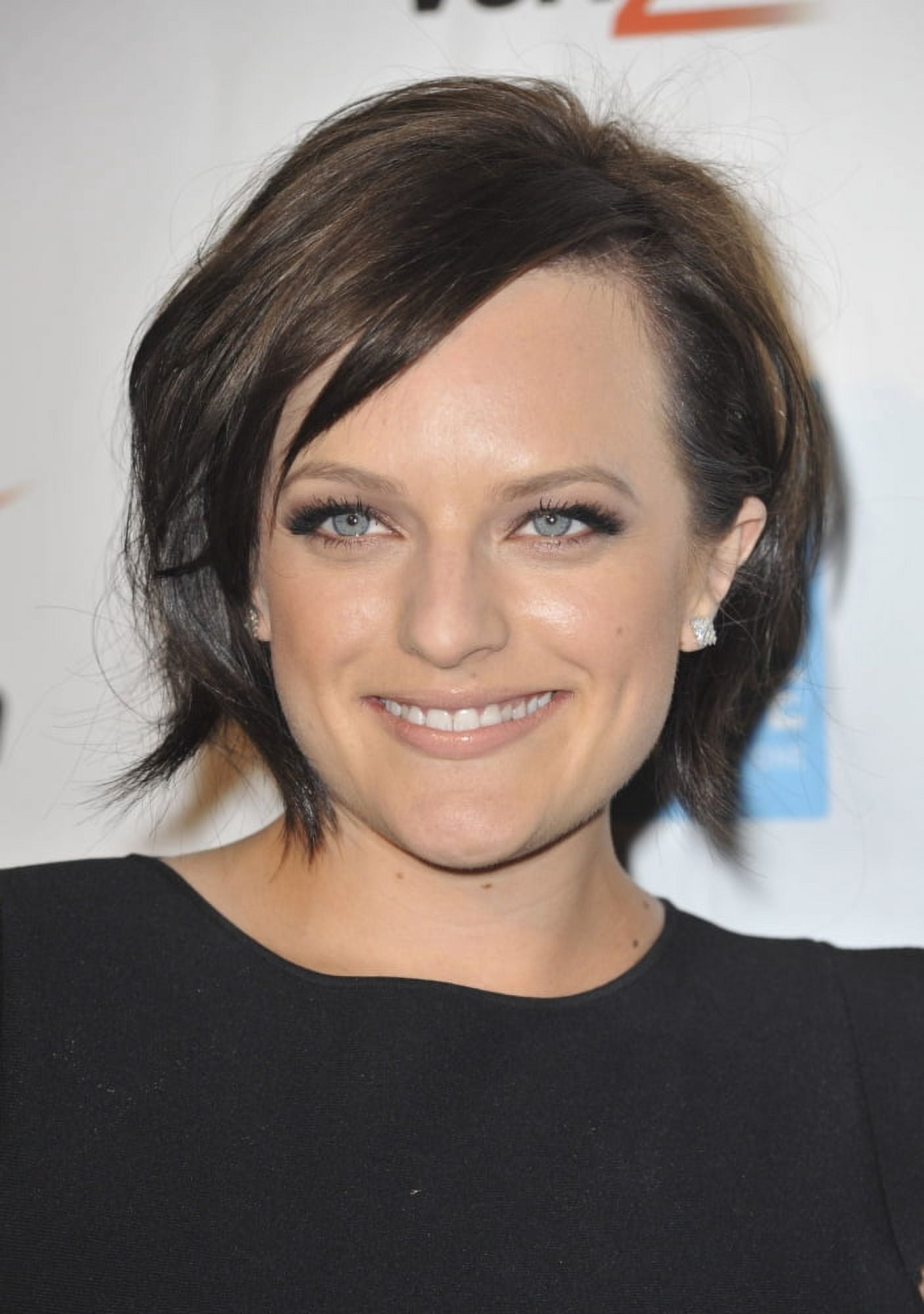 Elisabeth Moss At Arrivals For Peace Over Violence Humanitarian Awards Dinner Canvas Art - (16 x 20)