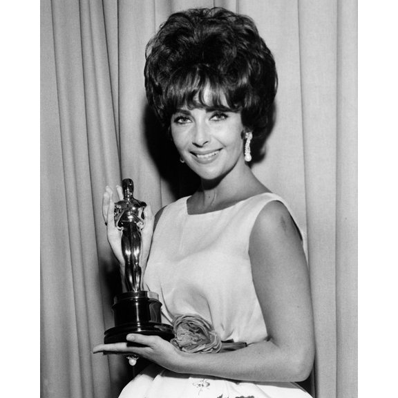 Elizabeth Taylor Holding Academy Award Oscar For Butterfield 8 24x36 Classic Hollywood Poster