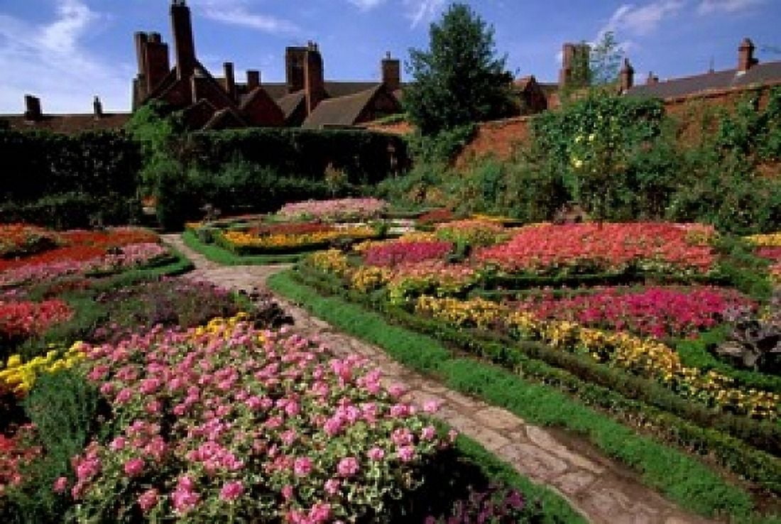 Elizabethan Knot Garden Shakespeares Home Stratford-on-Avon England Canvas Art - Nik Wheeler DanitaDelimont (18 x 12)