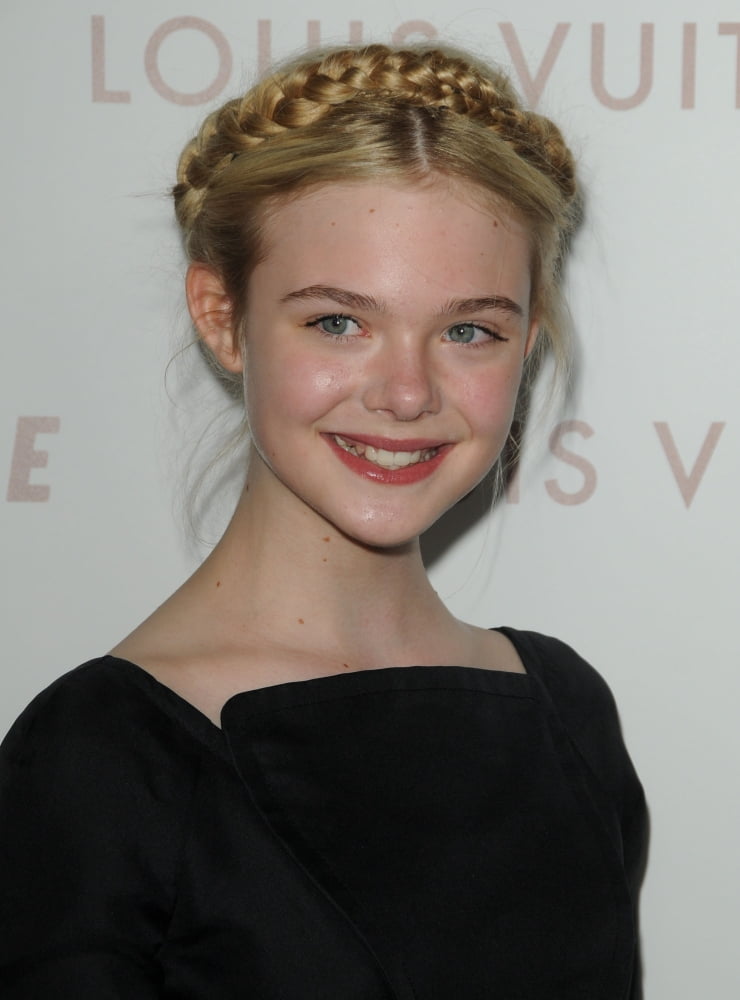 Elle Fanning At Arrivals For Somewhere Premiere Canvas Art - (16 x 20)