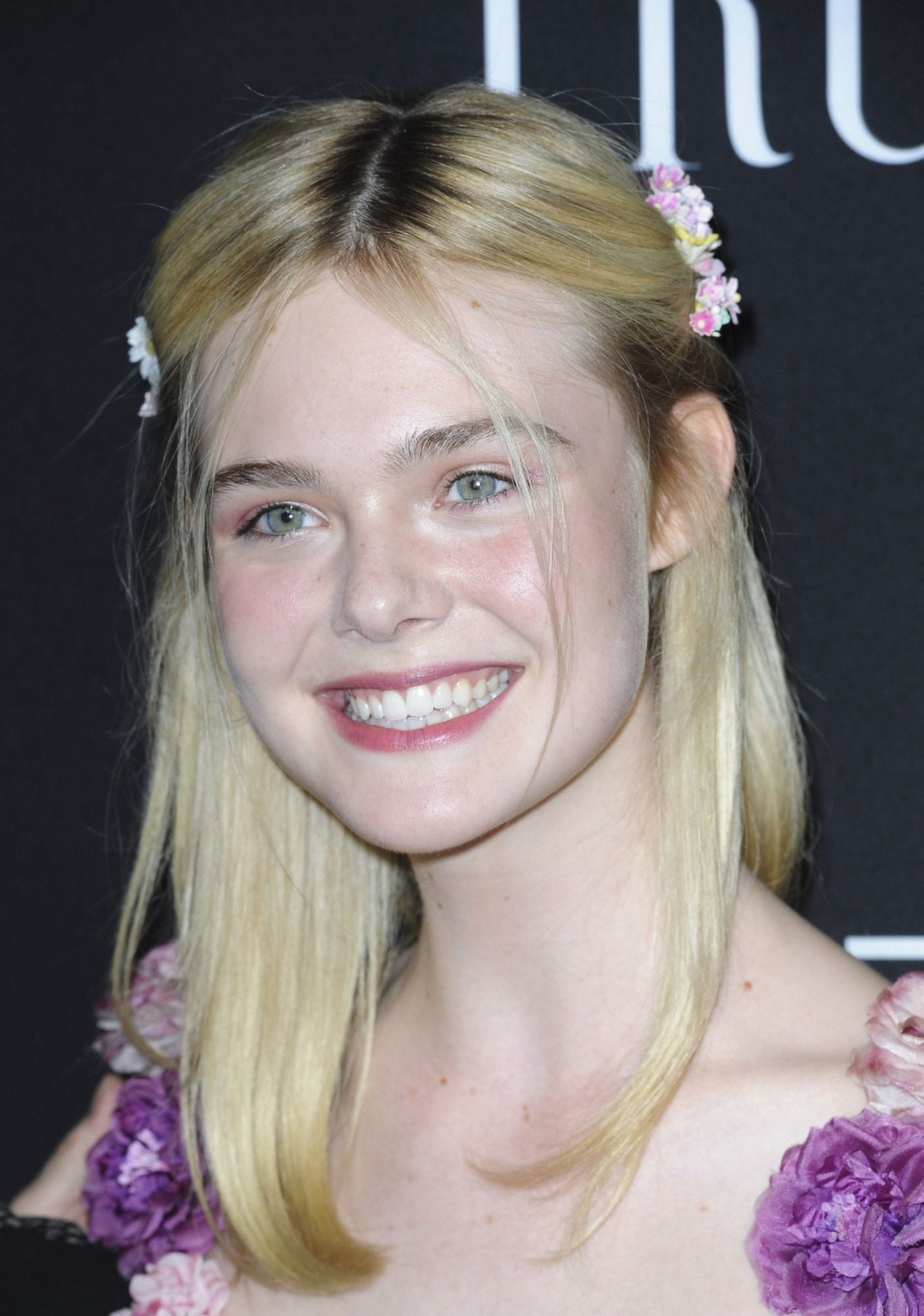Elle Fanning At Arrivals For Trumbo Premiere Canvas Art - (16 x 20)