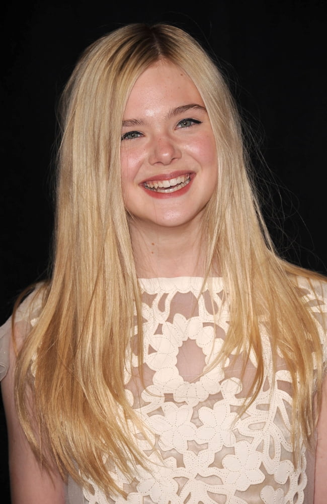 Elle Fanning At Arrivals For We Bought A Zoo Premiere Canvas Art - (16 x 20)